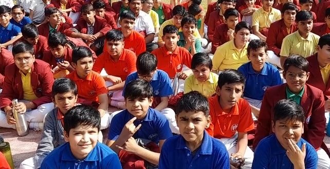 स्वामी आदित्यानंद ने किया प्रश्रोत्तरी प्रतियोगिता का आयोजन, 6 स्कूलों के विधार्थियों ने लिया भाग 1 Screenshot 20231211 100328 VideoPlayer