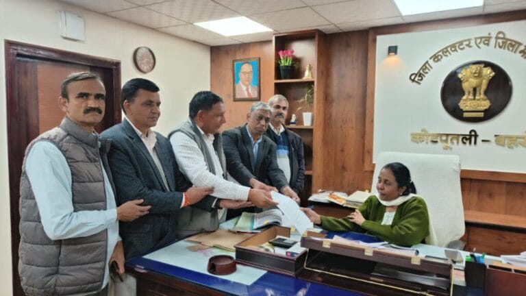 कोटपूतली : शिक्षा विभाग में स्थानांतरण नीति को लेकर सौंपा ज्ञापन, मापदंडों पर जताई नाराजगी 3 शिक्षा विभाग में स्थानांतरण