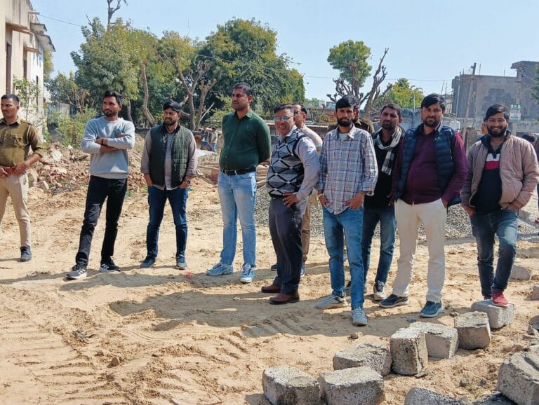 जिला प्रशासन ने शिव मंदिर के पास की भूमि को करवाया अतिक्रमण मुक्त 4 जिला प्रशासन ने शिव मंदिर के पास की भूमि को करवाया अतिक्रमण मुक्त