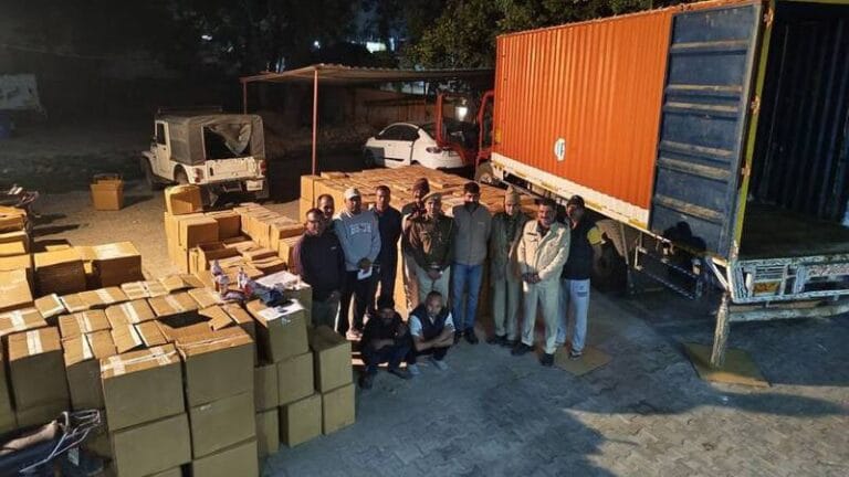 शाहजहांपुर पुलिस की बड़ी कार्रवाई: 50 लाख की अवैध अंग्रेजी शराब जब्त, दो तस्कर गिरफ्तार 3 image_editor_output_image1827068774-17405474538438322939489992319539.jpg