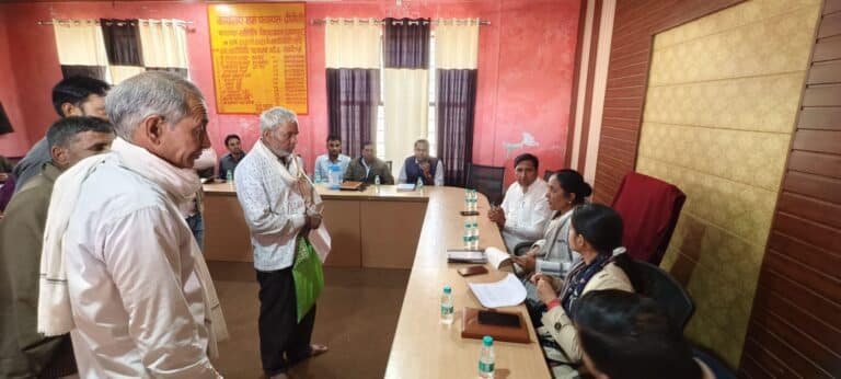 कलक्टर ने ग्राम पंचायत छींतोली  में की जनसुनवाई, मौके पर ही समस्या निराकरण के दिए निर्देश 2 img-20250207-wa00057489738814480138918.jpg