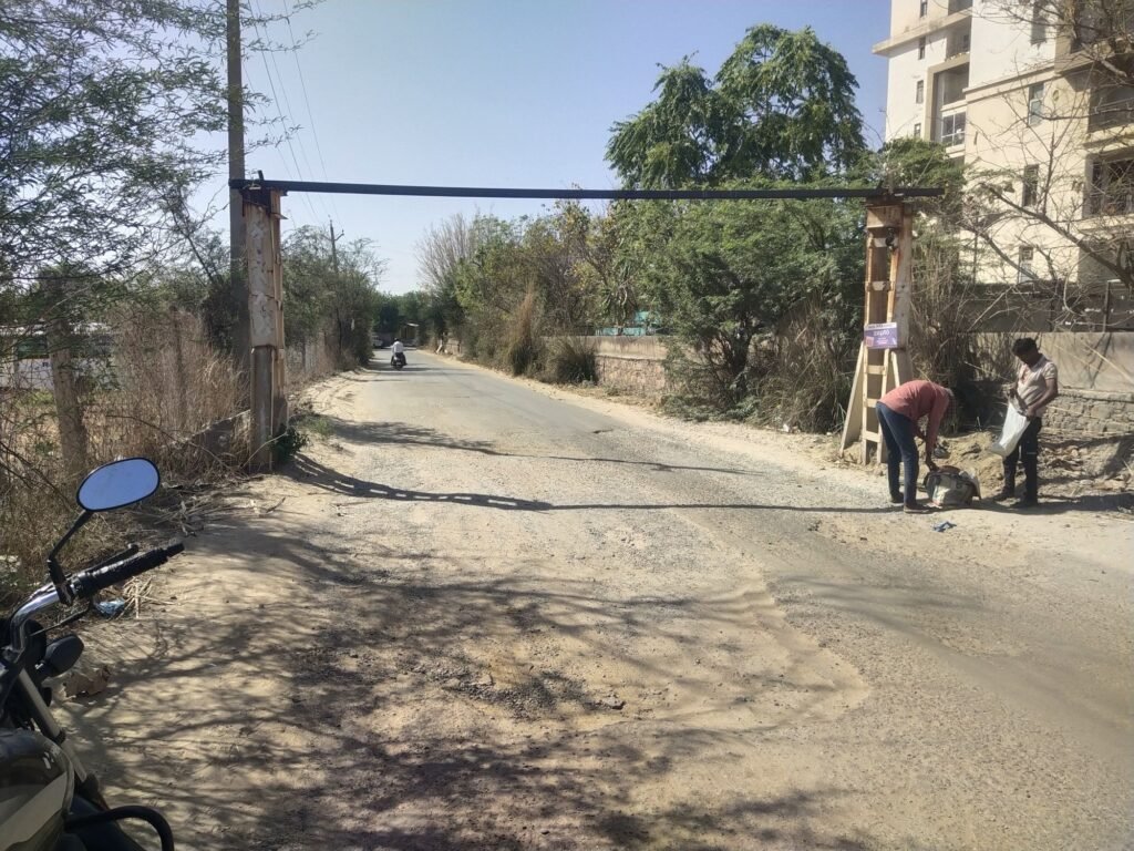 ग्रामीणों के प्रदर्शन से खुली प्रशासन की आंखें भारी वाहनों पर लगी रोक 1 img 20250331 wa01162646094349225819490