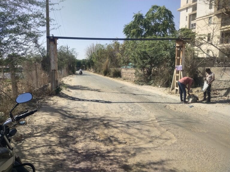 ग्रामीणों के प्रदर्शन से खुली प्रशासन की आंखें भारी वाहनों पर लगी रोक 3 img-20250331-wa01162646094349225819490.jpg