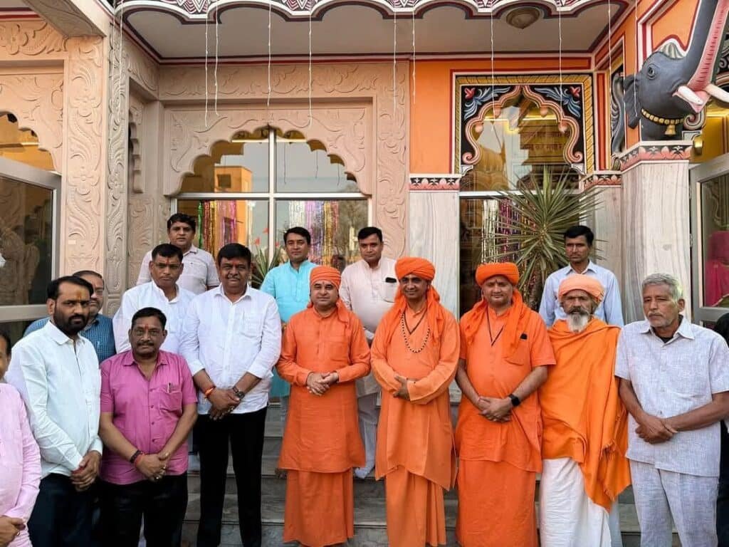 वन मंत्री संजय शर्मा ने मुंडावर में बाबा धोकल नाथ आश्रम के वार्षिकोत्सव में की शिरकत, । 3 img 20250406 wa01362016677259342231964