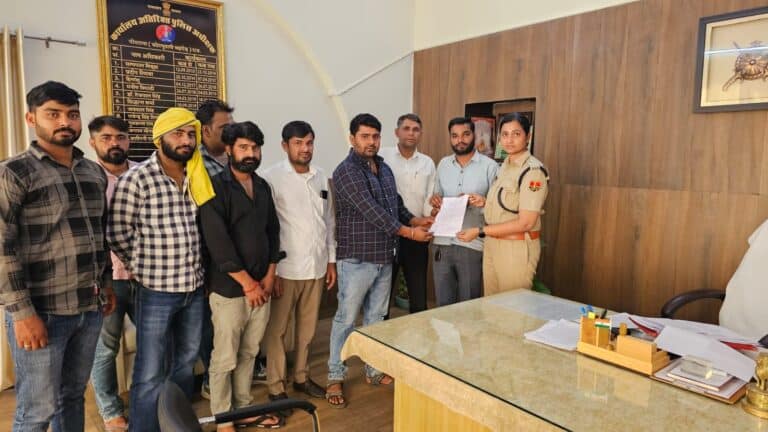 भाजपा नेता ज्ञान देव आहूजा के खिलाफ कांग्रेस कार्यकर्ताओं एवं S.C. समाज के लोगों ने दिया ज्ञापन 4 img-20250408-wa00751716779432031695309.jpg