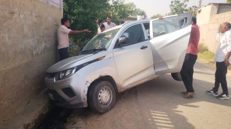 खानपुर अहीर में तेज गति से गाड़ी चलाने पर गाड़ी दीवार से टकराई 3 img-20250408-wa00778231883907453180821.jpg