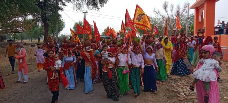 रोडवाल में हनुमान जी और शनि देव जी महाराज की प्राण प्रतिष्ठा के लिए कलश यात्रा निकाली 3 img-20250411-wa00802603110011378408359.jpg