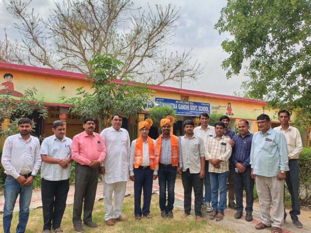 गोपी लाल जी प्राचार्य तथा राकेश सिंह प्राध्यापक बने, ग्रामीणों एवं स्कूल स्टाफ ने किया सम्मान 3 img 20250426 wa01191848275082142893694