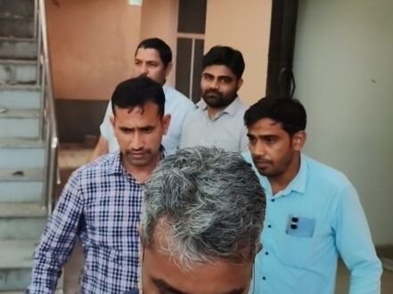 बहरोड़ एसडीएम के रीडर ने SDM के लिए मांगी 70 हजार की रिश्वत, ACB ने रंगे हाथों पकड़ा। 2 image editor output image979356482 17479578758596294146070301695258