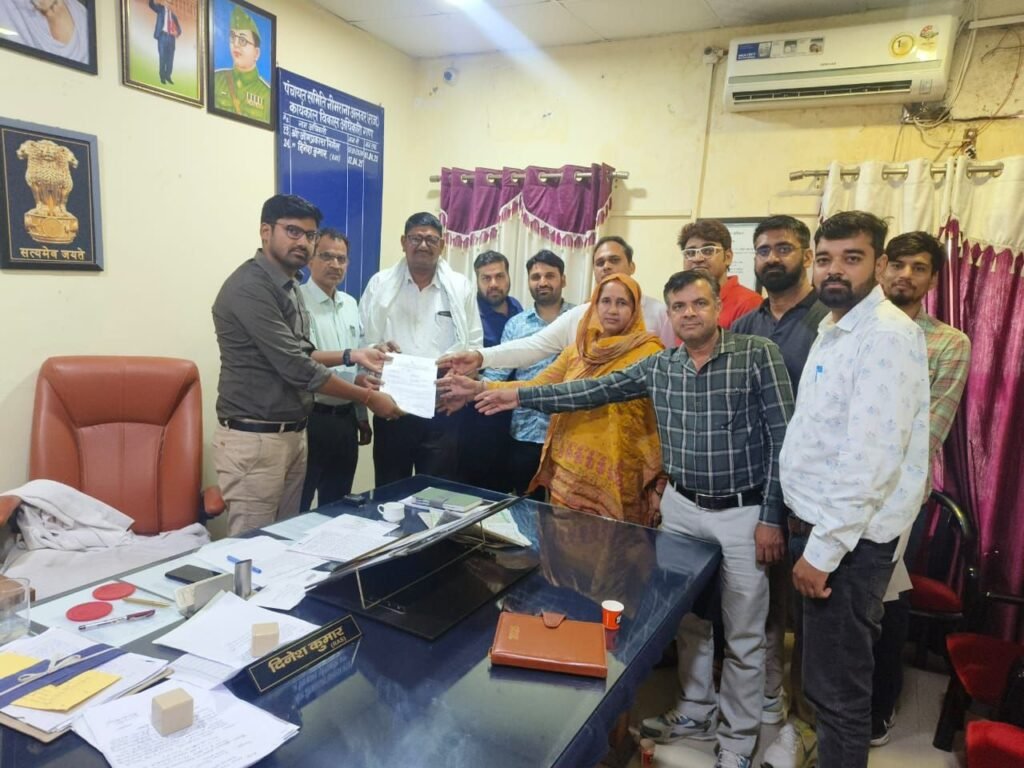 ग्राम विकास अधिकारी संघ ने मुख्यमंत्री के नाम विकास अधिकारी को दिया ज्ञापन 1 img 20250501 wa00627614548989102105214