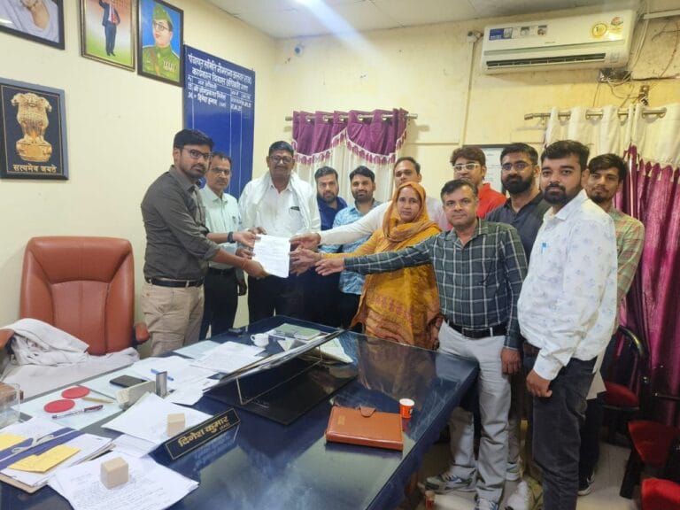 ग्राम विकास अधिकारी संघ ने मुख्यमंत्री के नाम विकास अधिकारी को दिया ज्ञापन 3 img-20250501-wa00627614548989102105214.jpg