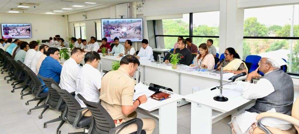 राज्यपाल हरिभाऊ बागड़े ने ली कोटपूतली-बहरोड़ जिले की विभागीय समीक्षा बैठक 4 img 20250506 wa00582537111922521830067