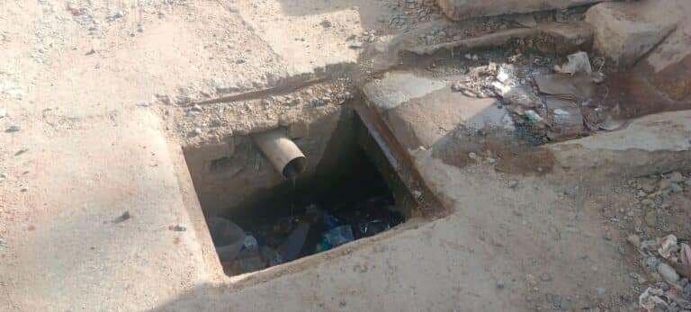 नीमराना नगर पालिका की लापरवाही: विजय बाग रोड पर टूटे चैंबर हादसे को दे रहे हैं निमंत्रण 2 img-20250507-wa0017946119041800906580.jpg