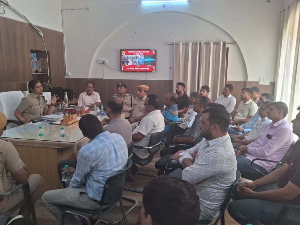 नीमराना में ब्लैकआउट को लेकर अतिरिक्त पुलिस अधीक्षक ने बैठक लेकर दिए आवश्यक दिशा निर्देश 2 img 20250509 wa01763546827387879547284