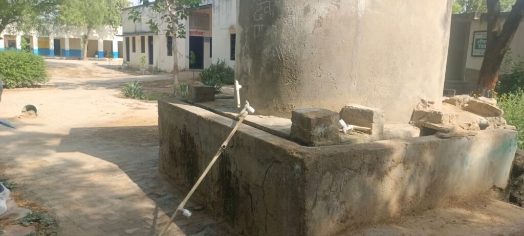 फौलादपुर सीनियर सेकेंडरी स्कूल में असामाजिक तत्वों की तोड़फोड़, पानी की टंकी और शौचालय की टूटियां तोड़ी 3 img 20250512 wa00614396172152130190297