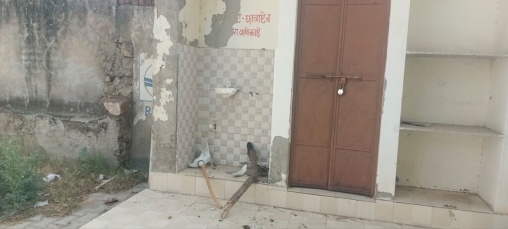 फौलादपुर सीनियर सेकेंडरी स्कूल में असामाजिक तत्वों की तोड़फोड़, पानी की टंकी और शौचालय की टूटियां तोड़ी 2 img 20250512 wa00657556523109422101506