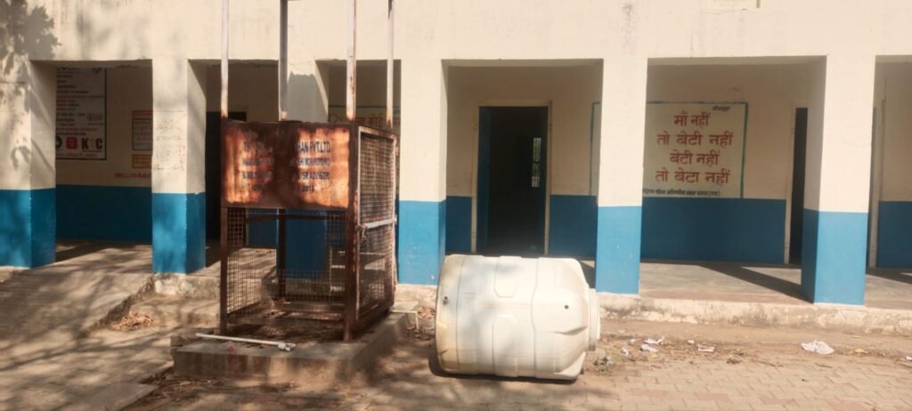फौलादपुर सीनियर सेकेंडरी स्कूल में असामाजिक तत्वों की तोड़फोड़, पानी की टंकी और शौचालय की टूटियां तोड़ी 4 img 20250512 wa00673233806809235784555