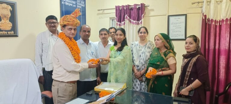 नीमराना में विकास अधिकारी नरेंद्र शर्मा ने संभाला कार्यभार व कर्मचारियों की समीक्षात्मक बैठक ली 2 img-20250521-wa01696745902742615643122.jpg