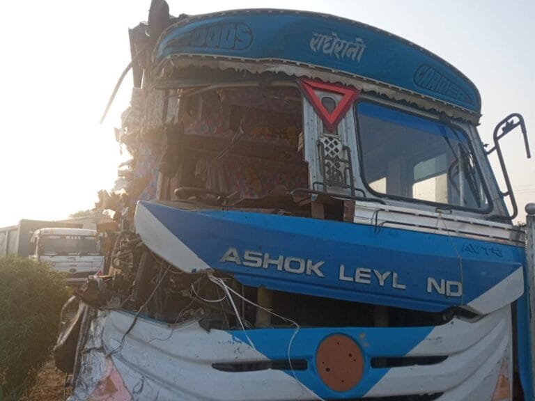 शाहजहांपुर में सड़क हादसा: खड़े डंपर से कंटेनर की टक्कर, चालक घायल 4 img-20250523-wa00116455424280420099749.jpg