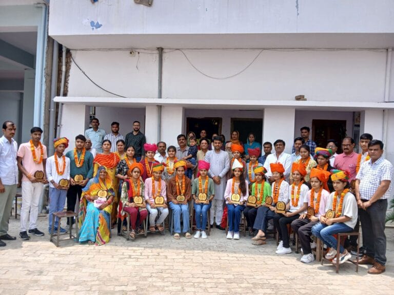 शाहजहांपुर में द्रोणाचार्य स्कूल में प्रतिभावान छात्र-छात्राओं का सम्मान समारोह आयोजित 2 img-20250525-wa01689078592114332925233.jpg