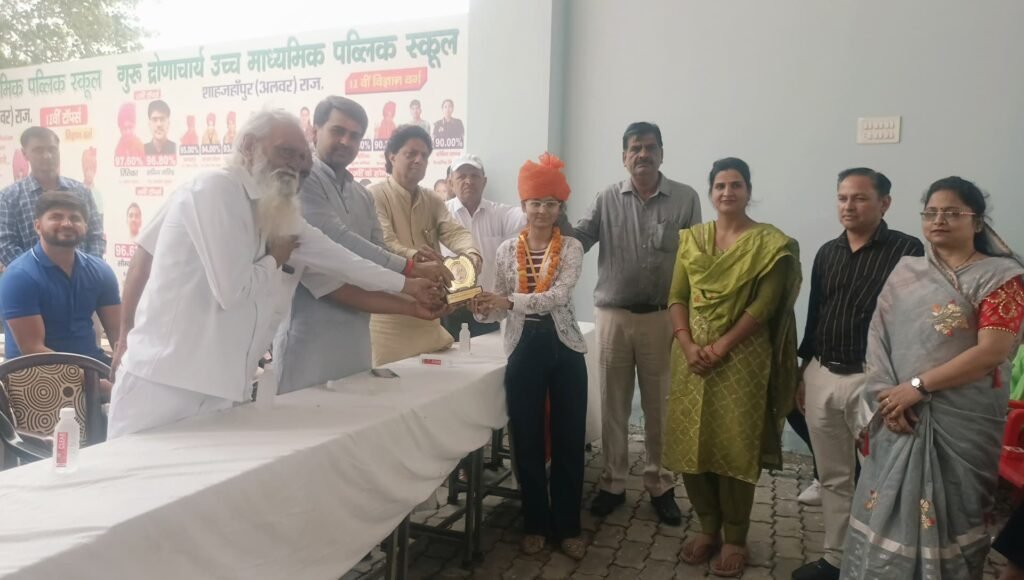 शाहजहांपुर में द्रोणाचार्य स्कूल में प्रतिभावान छात्र-छात्राओं का सम्मान समारोह आयोजित 3 img 20250525 wa01724597114653094242762