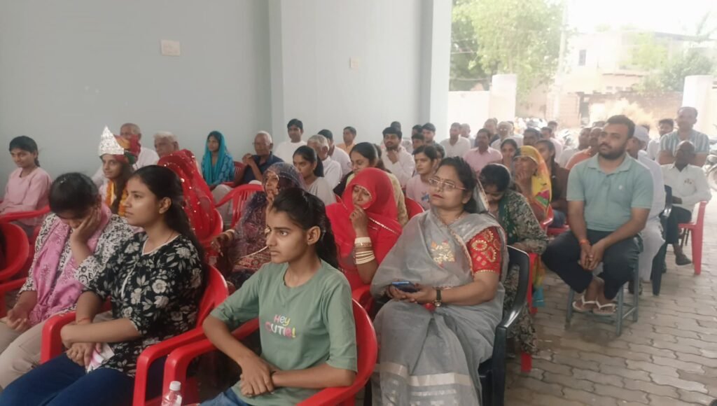 शाहजहांपुर में द्रोणाचार्य स्कूल में प्रतिभावान छात्र-छात्राओं का सम्मान समारोह आयोजित 4 img 20250525 wa01737364754525480945372