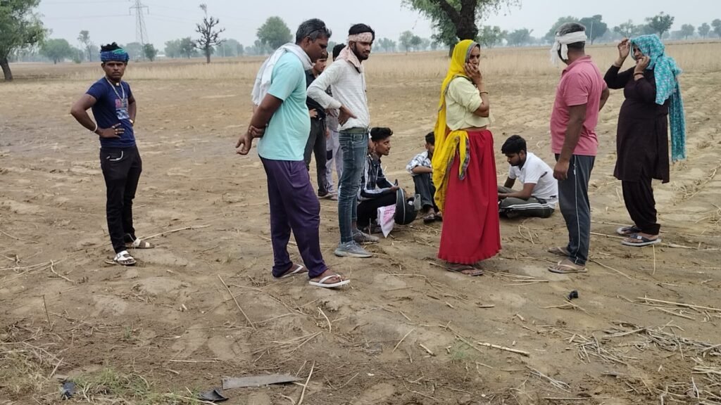 बहरोड़ रिवाली -दहमी सड़क मार्ग पर कार ने बाइक को पीछे से मारी टक्कर, बाइक सवार बिजली ठेकेदार घायल, कार सवार वाहन छोड़कर भागे। 2 img 20250526 wa00283303538253960308082