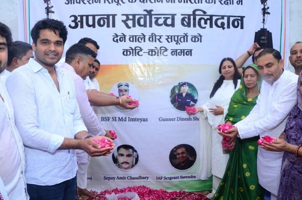 नीमराना में बीजेपी ने निकाली तिरंगा यात्रा, सैनिकों के सम्मान में उमड़ा जनसैलाब 4 img 20250530 wa00405870353576126982227