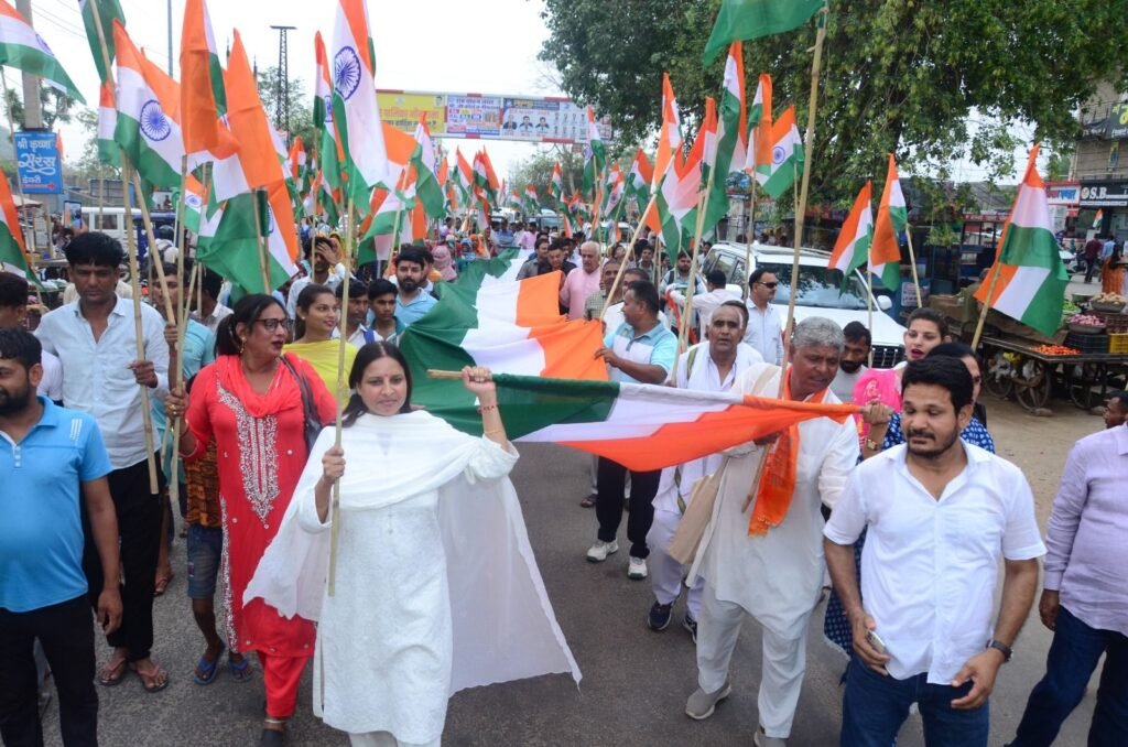 नीमराना में बीजेपी ने निकाली तिरंगा यात्रा, सैनिकों के सम्मान में उमड़ा जनसैलाब 3 img 20250530 wa00498879507984075253876