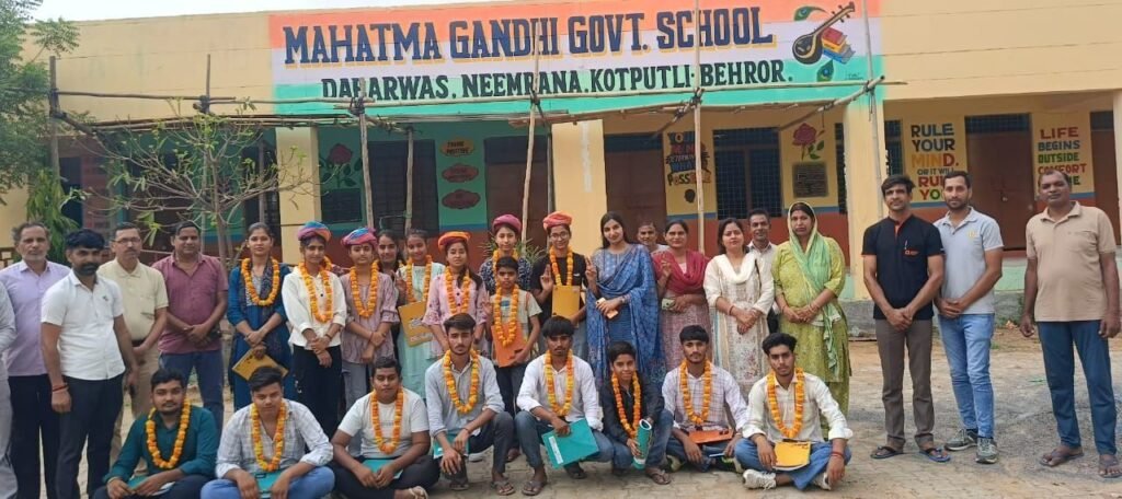 महात्मा गांधी राजकीय विद्यालय डाबड़वास में मेधावी विद्यार्थियों का सम्मान समारोह आयोजित 3 img 20250530 wa00698586145907770023708