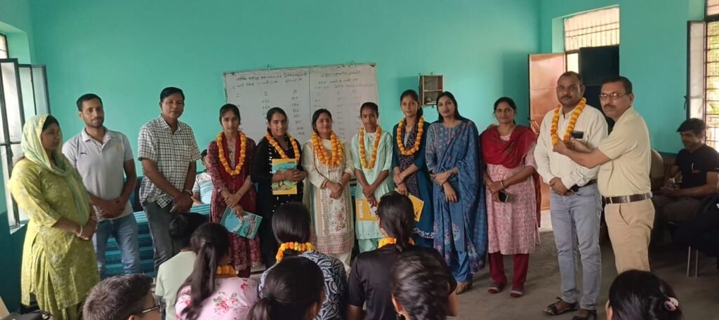 महात्मा गांधी राजकीय विद्यालय डाबड़वास में मेधावी विद्यार्थियों का सम्मान समारोह आयोजित 4 img 20250530 wa00931177284357895255391