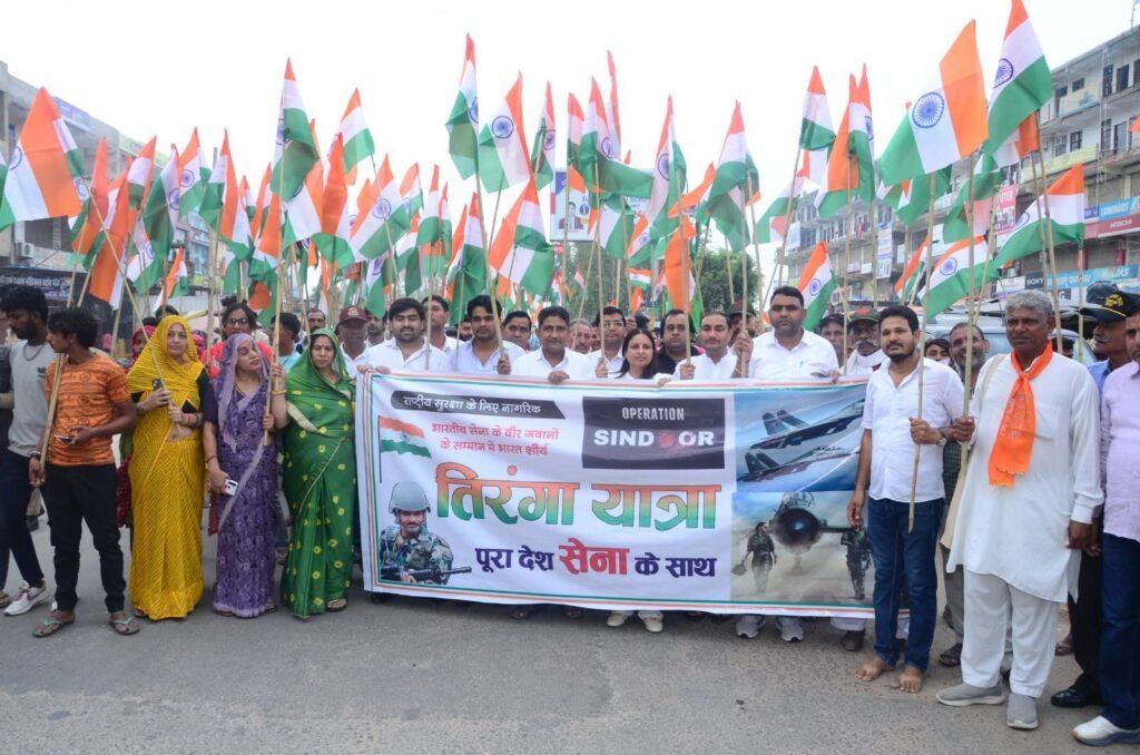 नीमराना में बीजेपी ने निकाली तिरंगा यात्रा, सैनिकों के सम्मान में उमड़ा जनसैलाब 2 img 20250530 wa01163829483956452182064