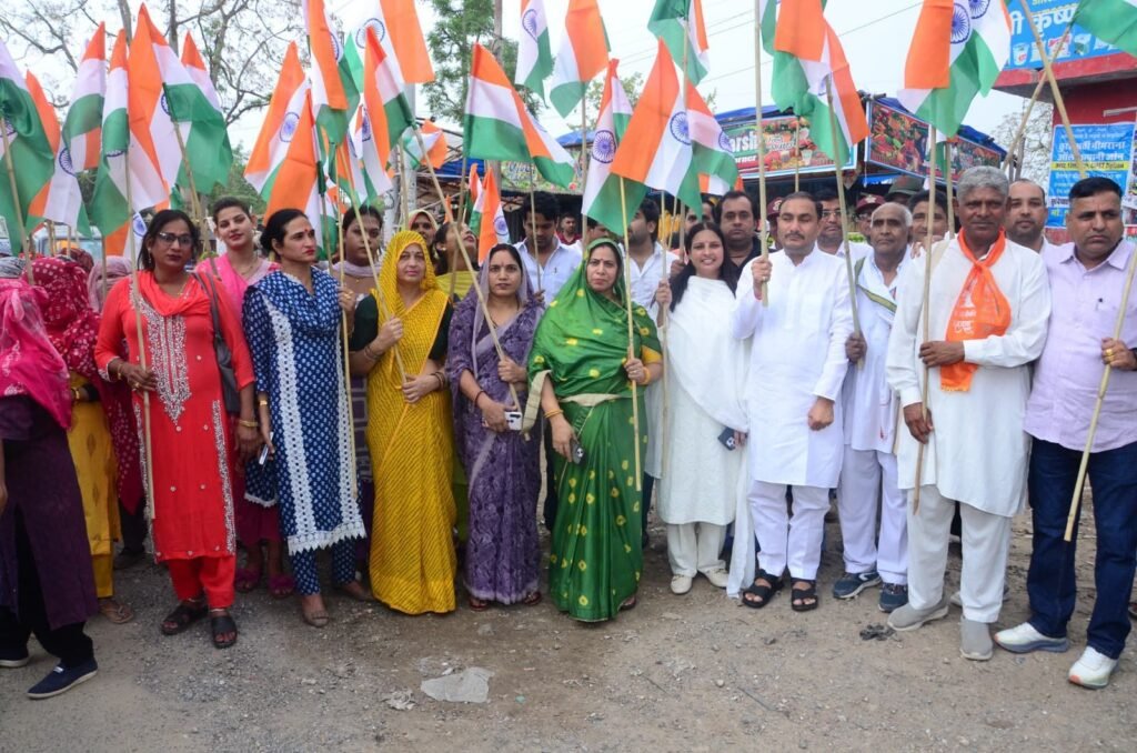नीमराना में बीजेपी ने निकाली तिरंगा यात्रा, सैनिकों के सम्मान में उमड़ा जनसैलाब 5 img 20250530 wa01413627655993646863447