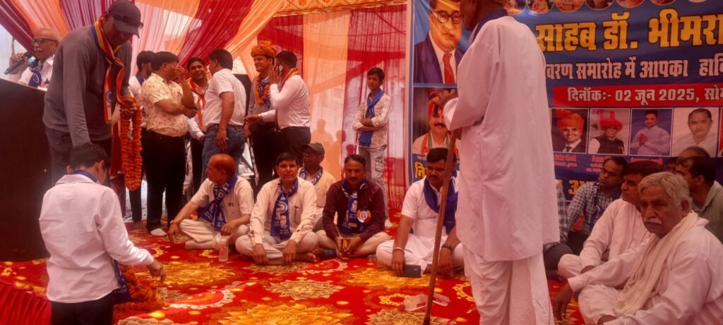 सिरयानी में संविधान निर्माता बाबासाहेब डॉक्टर अंबेडकर की प्रतिमा का अनावरण नेता प्रतिपक्ष टीकाराम जूली के सानिध्य में हुआ 8 20250602 112014802770522991935033