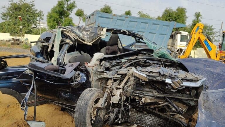 नीमराना में दर्दनाक हादसा: दिल्ली-जयपुर हाइवे पर खड़े ट्रेलर से कार की टक्कर में 3 की मौत, 1 गंभीर रूप से घायल 3 img-20250606-wa01634640250118794311811.jpg