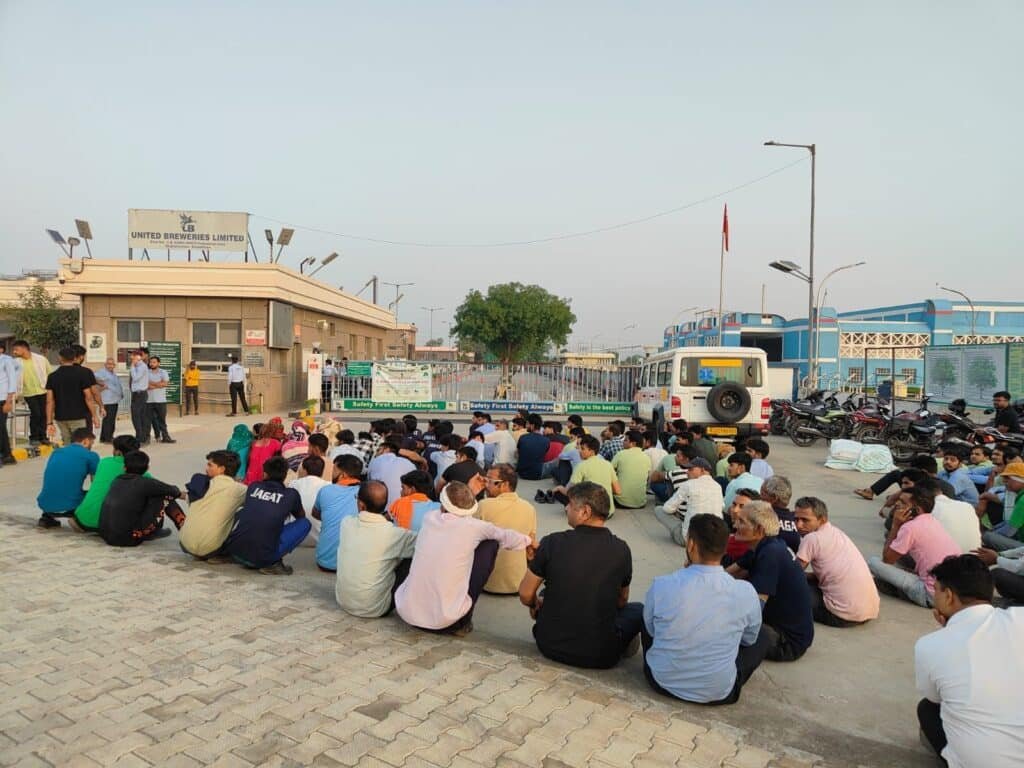 शाहजहांपुर में कंपनी कर्मचारी की सड़क दुर्घटना में मौत, परिवार को 15 लाख रुपये की सहायता देने के बाद समाप्त हुआ प्रदर्शन 3 img 20250607 wa01271946802674469153780
