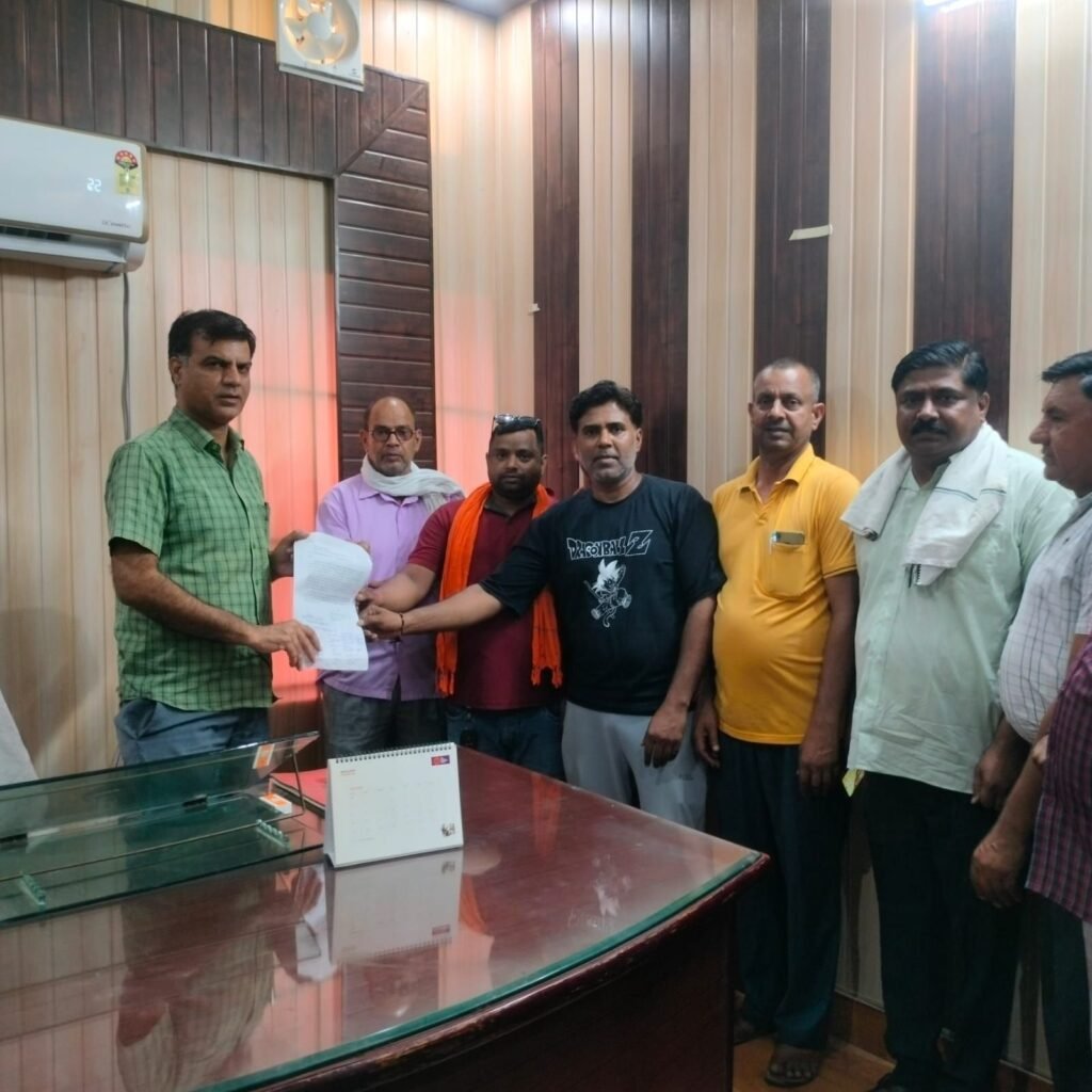 शिक्षक कॉलोनी में मीट की दुकानों को हटाने को लेकर एसडीएम और नप आयुक्त को दिया ज्ञापन। 2 img 20250617 wa00247140205859497388620