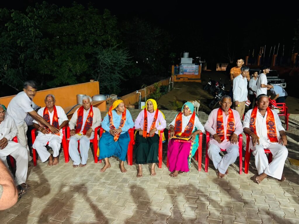 ऊँटोली के द्वादश ज्योतिर्लिंग मंदिर में नींव करौरी बाबा के मंदिर का मनाया स्थापना दिवस। 2 img 20250617 wa00532123465140759752732