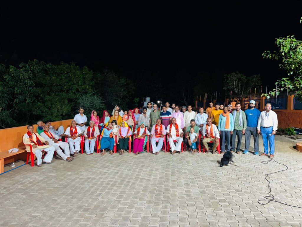 ऊँटोली के द्वादश ज्योतिर्लिंग मंदिर में नींव करौरी बाबा के मंदिर का मनाया स्थापना दिवस। 1 img 20250617 wa00558356724793235632993