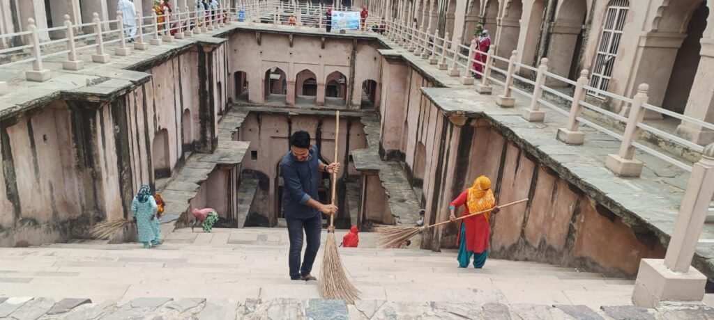 वंदे गंगा जल संरक्षण अभियान: ऐतिहासिक बावड़ी की साफ-सफाई और जल संरक्षण की शपथ 1 img 20250619 wa00727714713514974645867