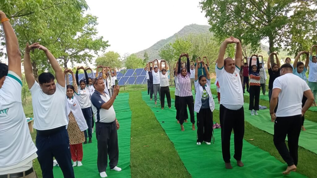 पीएनबी कृषक प्रशिक्षण केंद्र, नीमराना में अंतर्राष्ट्रीय योग दिवस पर भव्य आयोजन 7 img 20250621 wa0062429880450416054977