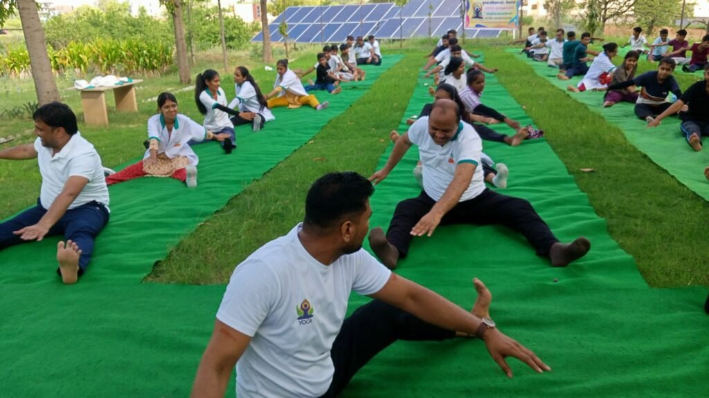 पीएनबी कृषक प्रशिक्षण केंद्र, नीमराना में अंतर्राष्ट्रीय योग दिवस पर भव्य आयोजन 4 img 20250621 wa00985277528273888630085