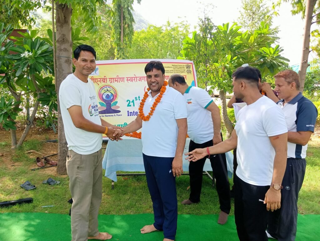 पीएनबी कृषक प्रशिक्षण केंद्र, नीमराना में अंतर्राष्ट्रीय योग दिवस पर भव्य आयोजन 2 img 20250621 wa01182944903205999151328