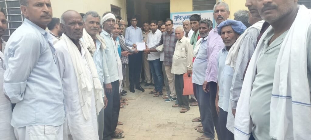 ग्रामीणों ने एसडीएम को सौंपा ज्ञापन, पेट्रोल पंप के लिए चिह्नित भूमि में अतिक्रमण को लेकर जताया आक्रोश 2 img 20250623 wa01577834537340285219390
