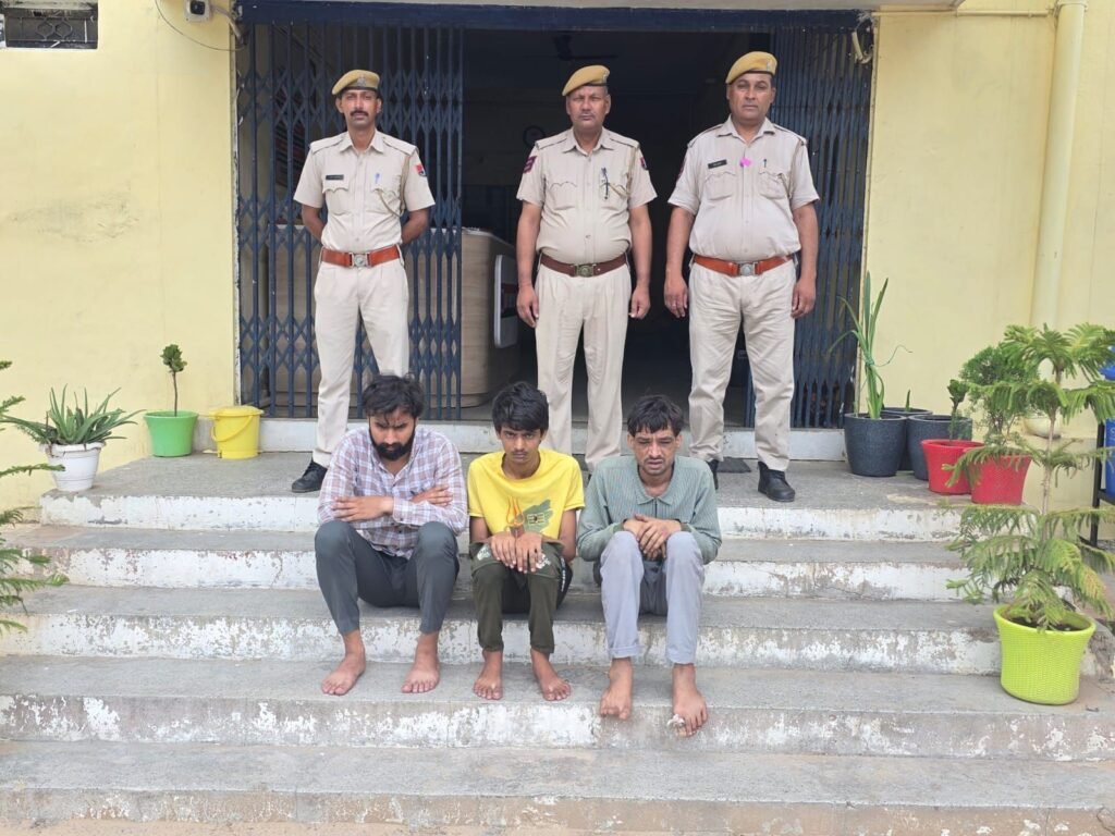 नीमराना पुलिस की बड़ी कार्रवाई: आवासीय कॉलोनी में चोरी करने वाले तीन आरोपी गिरफ्तार 3 img 20250623 wa01752617780449502392483