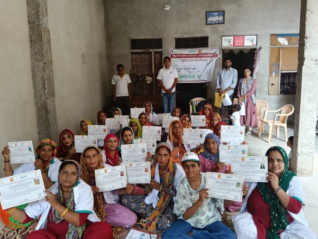 पीएनबी ग्रामीण स्वरोजगार प्रशिक्षण संस्थान ने जूट उत्पाद बनाने के प्रशिक्षण कार्यक्रम का किया समापन 1 img 20250624 wa00457071739830683265604