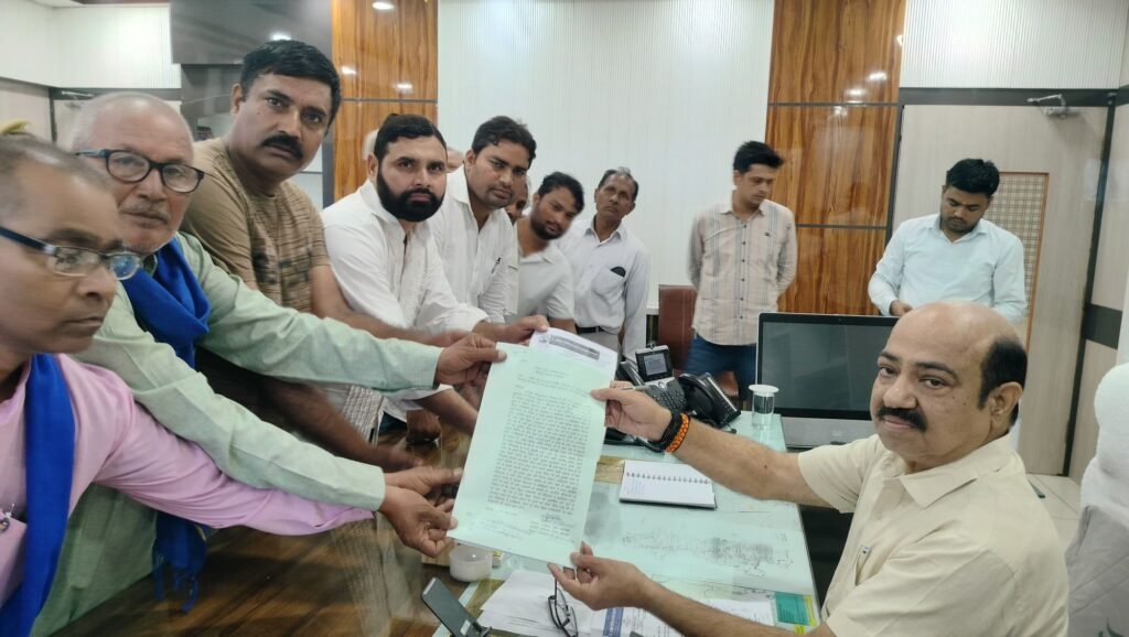 सनौली ग्राम में विद्युत ट्रांसफार्मर विवाद: जिला कलेक्टर को दिया गया ज्ञापन, बड़े हादसे की आशंका 1 img 20250628 wa01248530526852088373842
