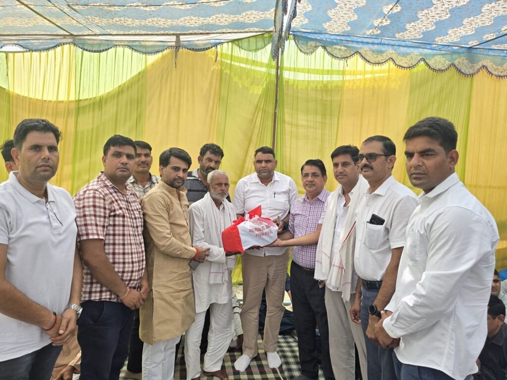 मोलावास गांव में दिल्ली पुलिस के जवानों ने परिवार को दी आर्थिक सहायता: सड़क दुर्घटना में हुई थी मौत 3 img 20250629 wa00576704518757371888570