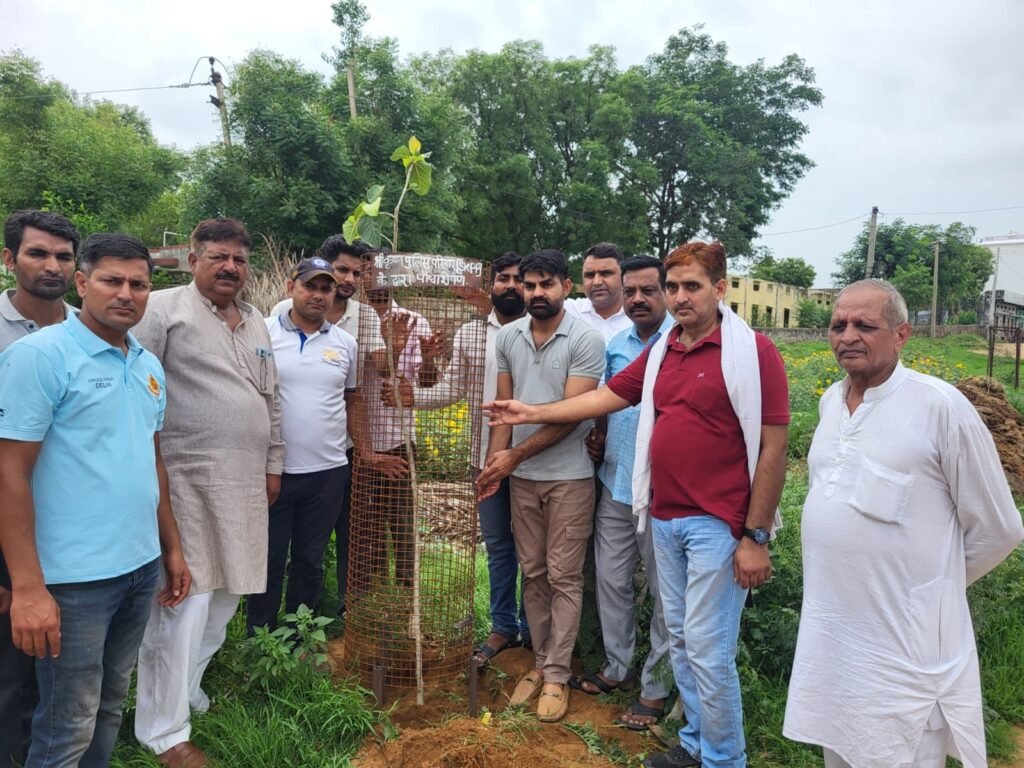 मोलावास गांव में दिल्ली पुलिस के जवानों ने परिवार को दी आर्थिक सहायता: सड़क दुर्घटना में हुई थी मौत 2 img 20250629 wa0062444913123445196805