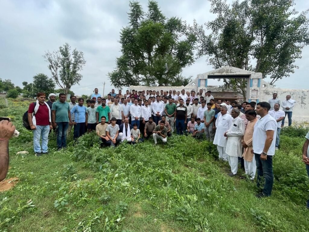 मोलावास गांव में दिल्ली पुलिस के जवानों ने परिवार को दी आर्थिक सहायता: सड़क दुर्घटना में हुई थी मौत 5 img 20250629 wa00635090145493609098769
